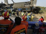Tragedia en Tailandia deja treinta y dos muertos al caer grúa sobre un tren Tragedia en Tailandia deja treinta y dos muertos al caer grúa sobre un tren