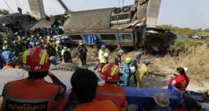Tragedia en Tailandia deja treinta y dos muertos al caer grúa sobre un tren Tragedia en Tailandia deja treinta y dos muertos al caer grúa sobre un tren