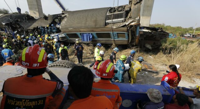 Tragedia en Tailandia deja treinta y dos muertos al caer grúa sobre un tren Tragedia en Tailandia deja treinta y dos muertos al caer grúa sobre un tren
