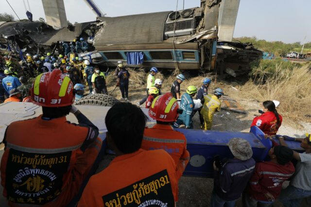 Tragedia en Tailandia deja treinta y dos muertos al caer grúa sobre un tren