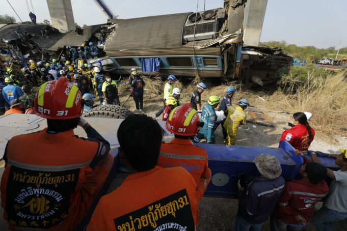 Tragedia en Tailandia deja treinta y dos muertos al caer grúa sobre un tren Tragedia en Tailandia deja treinta y dos muertos al caer grúa sobre un tren