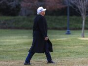 Trump responde con gestos obscenos a trabajador que lo llamó protector de pedófilos Trump responde con gestos obscenos a trabajador que lo llamó protector de pedófilos