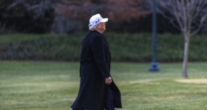 Trump responde con gestos obscenos a trabajador que lo llamó protector de pedófilos Trump responde con gestos obscenos a trabajador que lo llamó protector de pedófilos