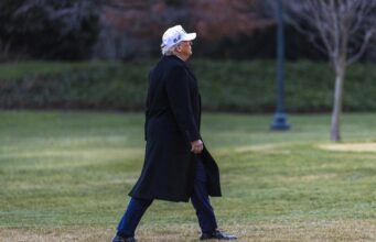 Trump responde con gestos obscenos a trabajador que lo llamó protector de pedófilos Trump responde con gestos obscenos a trabajador que lo llamó protector de pedófilos