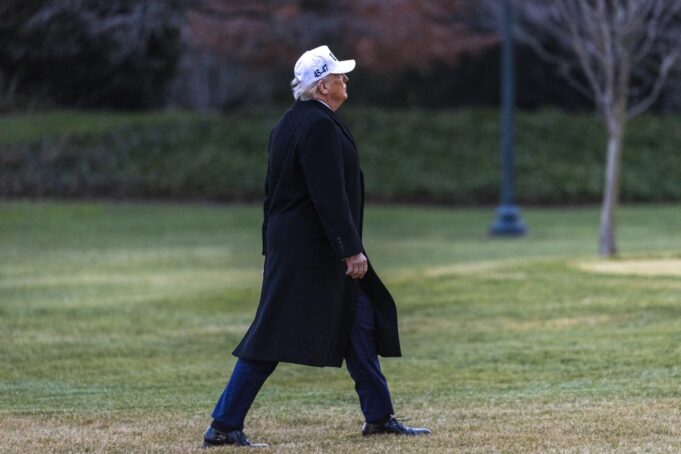 Trump responde con gestos obscenos a trabajador que lo llamó protector de pedófilos Trump responde con gestos obscenos a trabajador que lo llamó protector de pedófilos