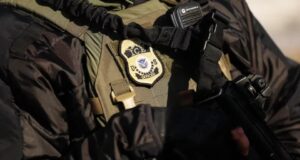 Tribu Oglala Sioux denuncia que tres miembros arrestados están bajo custodia de ICE Tribu Oglala Sioux denuncia que tres miembros arrestados están bajo custodia de ICE