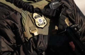 Tribu Oglala Sioux denuncia que tres miembros arrestados están bajo custodia de ICE Tribu Oglala Sioux denuncia que tres miembros arrestados están bajo custodia de ICE