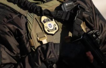 Tribu Oglala Sioux denuncia que tres miembros arrestados están bajo custodia de ICE Tribu Oglala Sioux denuncia que tres miembros arrestados están bajo custodia de ICE