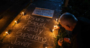 80 familias duermen frente a penal venezolano esperando liberación de presos políticos 80 familias duermen frente a penal venezolano esperando liberación de presos políticos