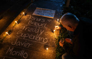 80 familias duermen frente a penal venezolano esperando liberación de presos políticos 80 familias duermen frente a penal venezolano esperando liberación de presos políticos