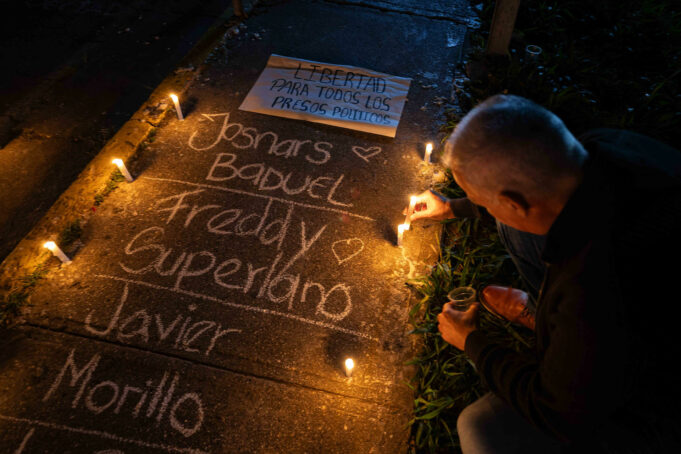 80 familias duermen frente a penal venezolano esperando liberación de presos políticos 80 familias duermen frente a penal venezolano esperando liberación de presos políticos