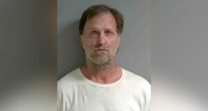 Acusan a hombre de crueldad animal por abandonar perros tras ser desalojado Acusan a hombre de crueldad animal por abandonar perros tras ser desalojado