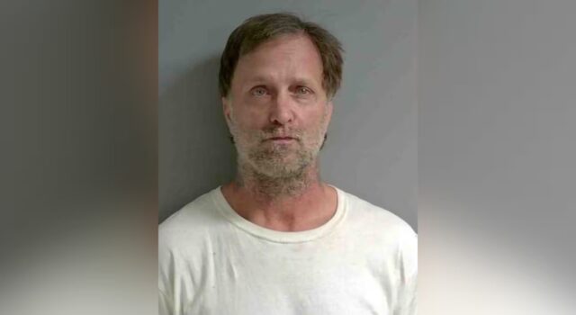 Acusan a hombre de crueldad animal por abandonar perros tras ser desalojado Acusan a hombre de crueldad animal por abandonar perros tras ser desalojado