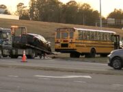 Cuatro detenidos tras huir de la policía y chocar contra un autobús escolar Cuatro detenidos tras huir de la policía y chocar contra un autobús escolar