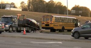 Cuatro detenidos tras huir de la policía y chocar contra un autobús escolar Cuatro detenidos tras huir de la policía y chocar contra un autobús escolar