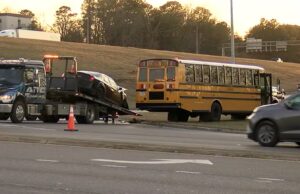 Cuatro detenidos tras huir de la policía y chocar contra un autobús escolar Cuatro detenidos tras huir de la policía y chocar contra un autobús escolar