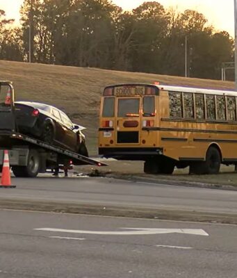 Cuatro detenidos tras huir de la policía y chocar contra un autobús escolar Cuatro detenidos tras huir de la policía y chocar contra un autobús escolar