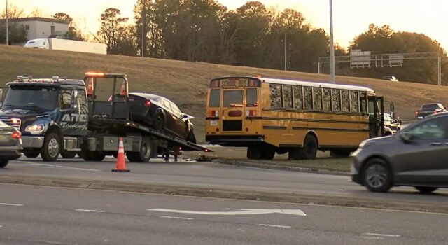 Cuatro detenidos tras huir de la policía y chocar contra un autobús escolar Cuatro detenidos tras huir de la policía y chocar contra un autobús escolar