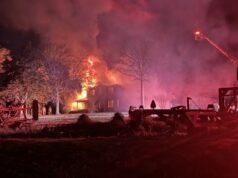 Equipos de Huntsville Fire & Rescue combaten un incendio en County Line Road Equipos de Huntsville Fire & Rescue combaten un incendio en County Line Road