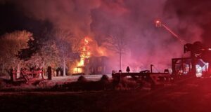 Equipos de Huntsville Fire & Rescue combaten un incendio en County Line Road Equipos de Huntsville Fire & Rescue combaten un incendio en County Line Road