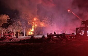 Equipos de Huntsville Fire & Rescue combaten un incendio en County Line Road Equipos de Huntsville Fire & Rescue combaten un incendio en County Line Road