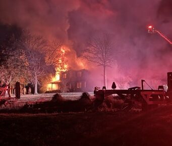 Equipos de Huntsville Fire & Rescue combaten un incendio en County Line Road Equipos de Huntsville Fire & Rescue combaten un incendio en County Line Road