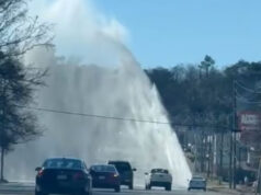Equipos reparan rotura de tubería principal de agua en Birmingham Equipos reparan rotura de tubería principal de agua en Birmingham