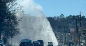 Equipos reparan rotura de tubería principal de agua en Birmingham Equipos reparan rotura de tubería principal de agua en Birmingham