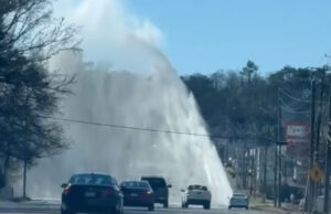 Equipos reparan rotura de tubería principal de agua en Birmingham Equipos reparan rotura de tubería principal de agua en Birmingham