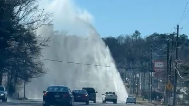 Equipos reparan rotura de tubería principal de agua en Birmingham