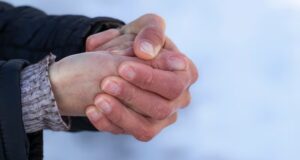 Frío extremo causa retrasos escolares y alertas médicas por hipotermia en niños Frío extremo causa retrasos escolares y alertas médicas por hipotermia en niños