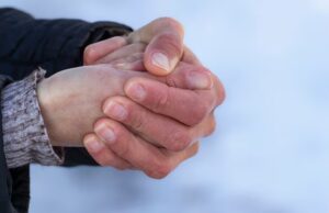 Frío extremo causa retrasos escolares y alertas médicas por hipotermia en niños Frío extremo causa retrasos escolares y alertas médicas por hipotermia en niños