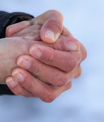 Frío extremo causa retrasos escolares y alertas médicas por hipotermia en niños Frío extremo causa retrasos escolares y alertas médicas por hipotermia en niños