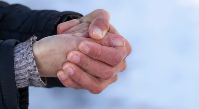 Frío extremo causa retrasos escolares y alertas médicas por hipotermia en niños Frío extremo causa retrasos escolares y alertas médicas por hipotermia en niños