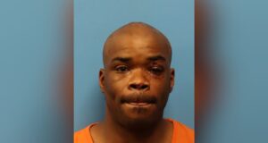 Hombre acusado de golpear a una mujer en la cara con una piedra y robarle el auto Hombre acusado de golpear a una mujer en la cara con una piedra y robarle el auto