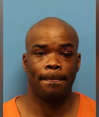 Hombre acusado de golpear a una mujer en la cara con una piedra y robarle el auto Hombre acusado de golpear a una mujer en la cara con una piedra y robarle el auto