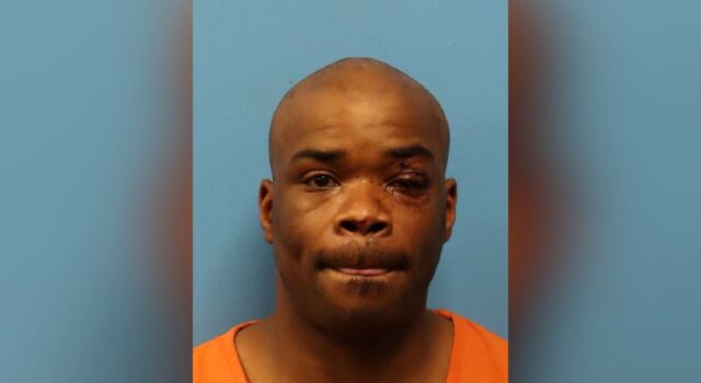 Hombre acusado de golpear a una mujer en la cara con una piedra y robarle el auto Hombre acusado de golpear a una mujer en la cara con una piedra y robarle el auto