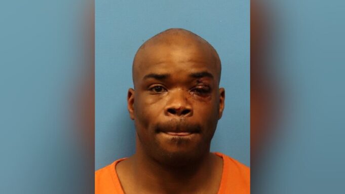 Hombre acusado de golpear a una mujer en la cara con una piedra y robarle el auto Hombre acusado de golpear a una mujer en la cara con una piedra y robarle el auto