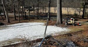 Hombre de Vestavia crea una colina de nieve artificial para que el vecindario use trineos Hombre de Vestavia crea una colina de nieve artificial para que el vecindario use trineos