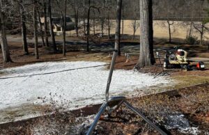 Hombre de Vestavia crea una colina de nieve artificial para que el vecindario use trineos Hombre de Vestavia crea una colina de nieve artificial para que el vecindario use trineos