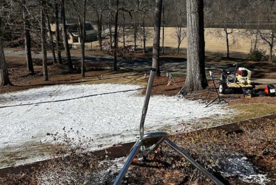 Hombre de Vestavia crea una colina de nieve artificial para que el vecindario use trineos Hombre de Vestavia crea una colina de nieve artificial para que el vecindario use trineos