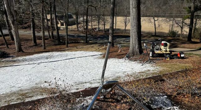 Hombre de Vestavia crea una colina de nieve artificial para que el vecindario use trineos Hombre de Vestavia crea una colina de nieve artificial para que el vecindario use trineos