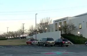 Joven de 17 años detenido tras ser encontrado con un arma en la Preparatoria McAdory Joven de 17 años detenido tras ser encontrado con un arma en la Preparatoria McAdory