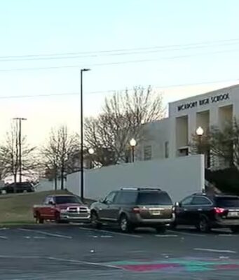 Joven de 17 años detenido tras ser encontrado con un arma en la Preparatoria McAdory Joven de 17 años detenido tras ser encontrado con un arma en la Preparatoria McAdory