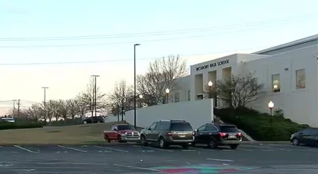 Joven de 17 años detenido tras ser encontrado con un arma en la Preparatoria McAdory Joven de 17 años detenido tras ser encontrado con un arma en la Preparatoria McAdory