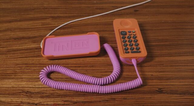 Padres en Homewood usan teléfonos fijos para evitar los teléfonos inteligentes Padres en Homewood usan teléfonos fijos para evitar los teléfonos inteligentes