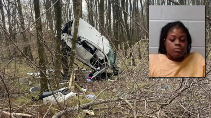 Una mujer choca contra árboles tras robar un Chick-fil-A y apostar el botín Una mujer choca contra árboles tras robar un Chick-fil-A y apostar el botín