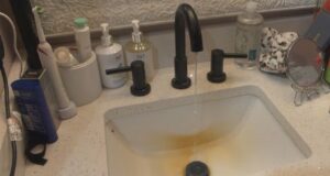 Vecinos de Vandiver dicen que el agua decolorada huele a “sangre” y “huevos” a un año del corte de suministro Vecinos de Vandiver dicen que el agua decolorada huele a "sangre" y "huevos" a un año del corte de suministro