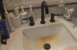 Vecinos de Vandiver dicen que el agua decolorada huele a “sangre” y “huevos” a un año del corte de suministro Vecinos de Vandiver dicen que el agua decolorada huele a "sangre" y "huevos" a un año del corte de suministro