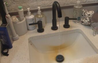 Vecinos de Vandiver dicen que el agua decolorada huele a “sangre” y “huevos” a un año del corte de suministro Vecinos de Vandiver dicen que el agua decolorada huele a "sangre" y "huevos" a un año del corte de suministro